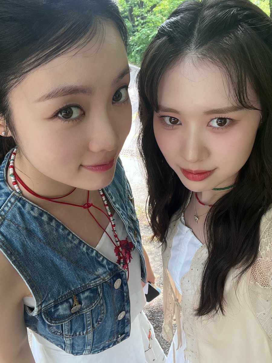 WEVERSE update from Elly 📲

“The taller person is supposed to hold the camera. Next time, you hold it. 🤪” 

#엘리 #ELLY #위키미키