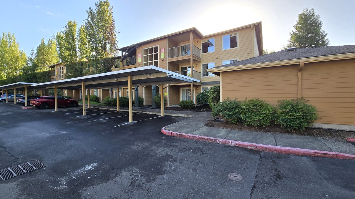 KGWphotog's tweet photo. Early morning fire in Tigard affects several apartments. @TVFR reports no injuries at Oak Tree Apartments, but tenants of 7 units have been displaced. @KGWNews #TVFR #Tigard https://t.co/SF1uR2R694