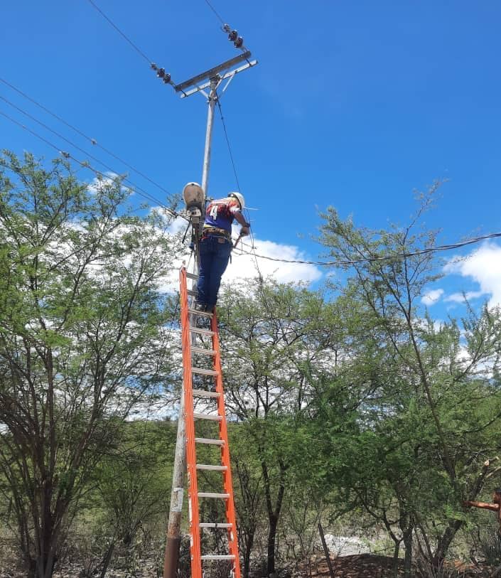 CorpoelecInfo's tweet photo. ⚡️ 𝕃𝕒𝕣𝕒

La fuerza trabajadora de #Corpoelec, beneficia a más de 950 familias con la instalación de 220 lámparas de tecnología led y tres transformadores de 15 y 37.5 kVA, en comunidades de las parroquias Bolívar y Juan Bautista Rodríguez. https://t.co/b42uwrYBrf