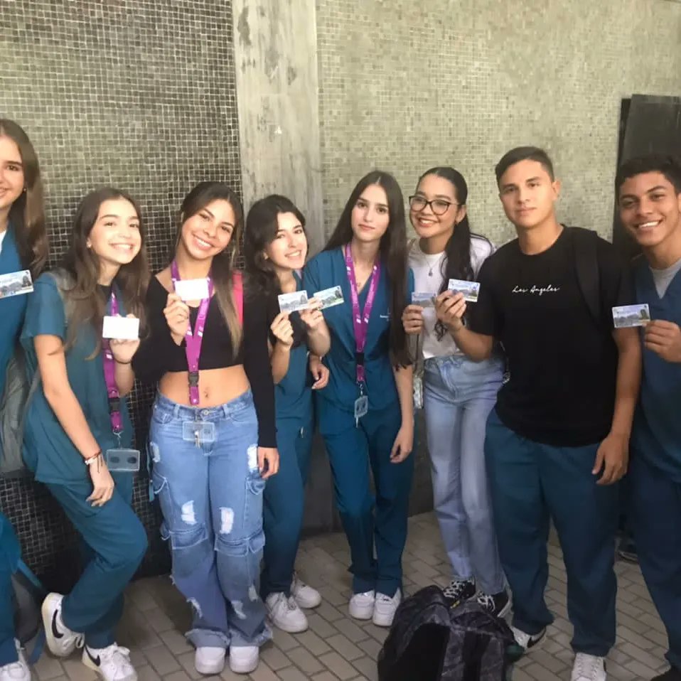 FacOUCV's tweet photo. Este #12junio se inició la jornada de carnetización para los estudiantes de las facultades de Farmacia y Odontología. 

Este miércoles se realiza en Farmacia, mañana jueves #13junio en Odontología.

#UCV #carnetización #Venezuela https://t.co/pveH7dMSdX