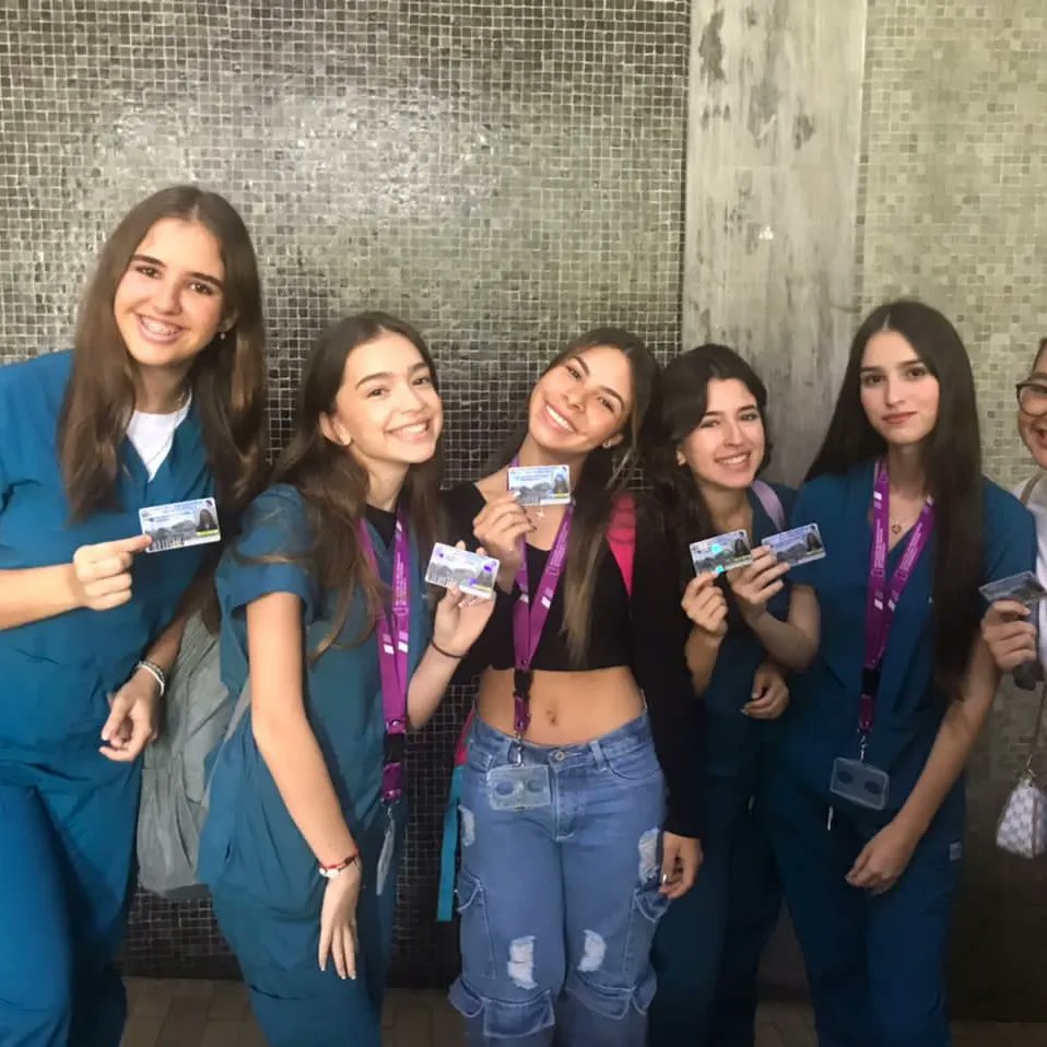FacOUCV's tweet photo. Este #12junio se inició la jornada de carnetización para los estudiantes de las facultades de Farmacia y Odontología. 

Este miércoles se realiza en Farmacia, mañana jueves #13junio en Odontología.

#UCV #carnetización #Venezuela https://t.co/pveH7dMSdX