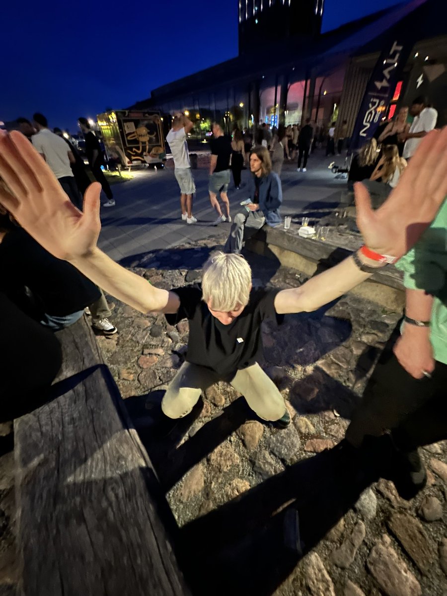 cilveki tev vairs neprasa ieveipot saltinu vini vnk nostajas tev preti un gaida