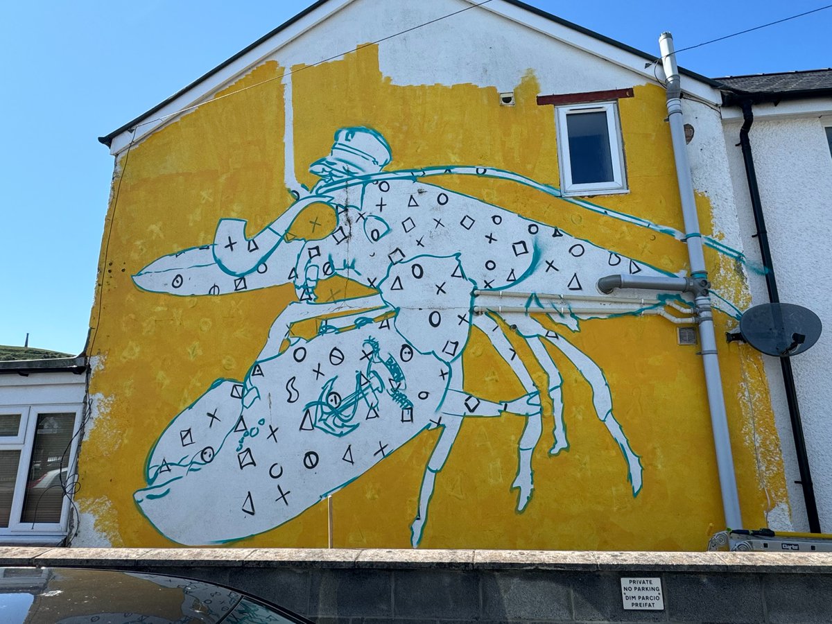 Alan_yn_Aber's tweet image. 🦞🖌️Street #Art in progress #Penparcau by instagram.com/shoetown_hermi…
PenDinas #Hillfort in the background.

#Mural #Wales #graphicart #graffiti #Lobster #Tattoo #HillfortsWednesday #Aberystwyth #Ceredigion