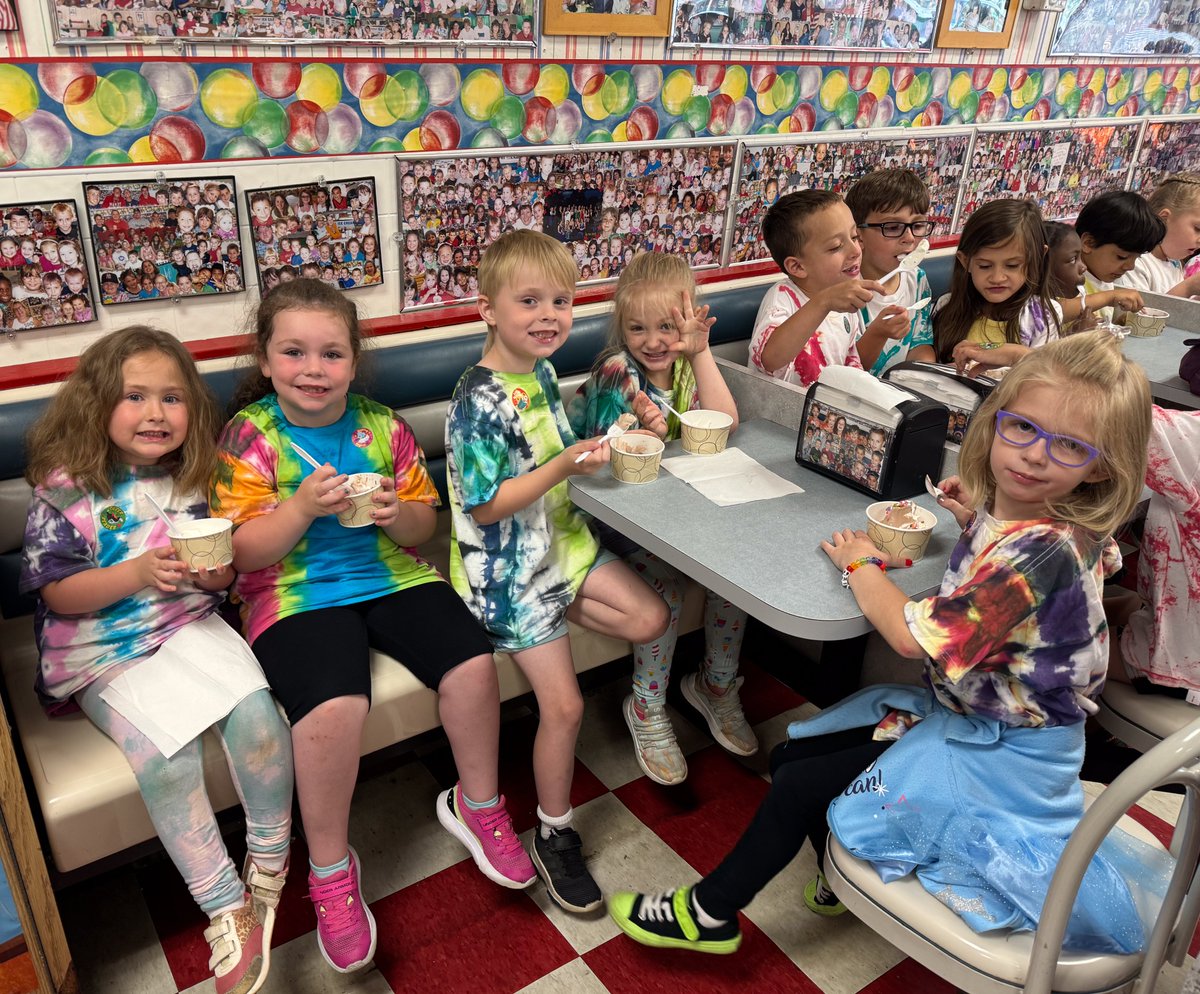 CVCSDWarriors's tweet photo. Port Dickinson Elementary students are enjoying trips to Suzy Q’s and the Fenton Free Library! The kindergarten team shared some great snapshots of their exciting trip - here are a few examples of the fun! 📚🍨 https://t.co/iiJMpv5S7Z