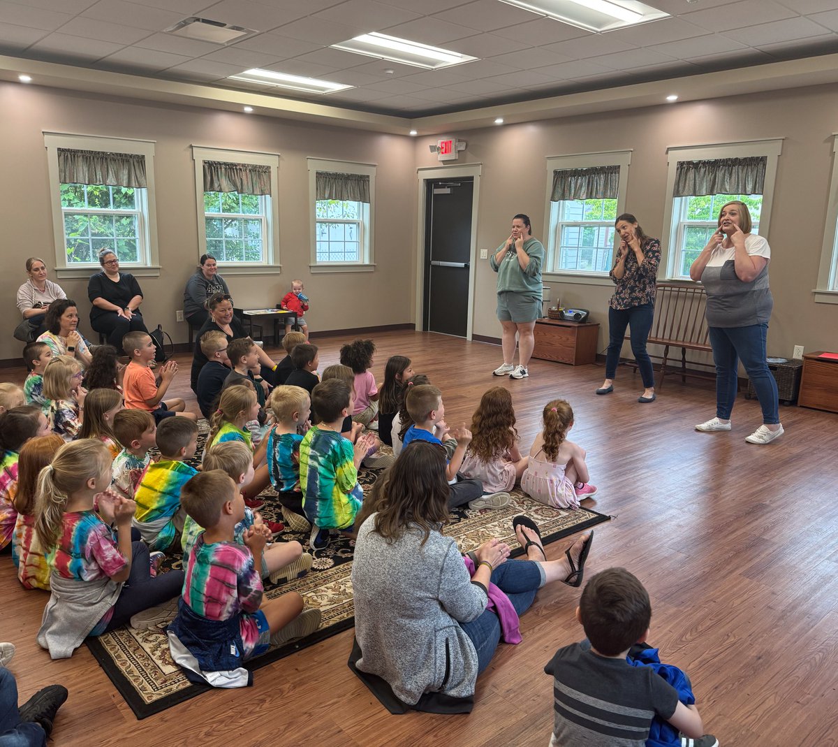 CVCSDWarriors's tweet photo. Port Dickinson Elementary students are enjoying trips to Suzy Q’s and the Fenton Free Library! The kindergarten team shared some great snapshots of their exciting trip - here are a few examples of the fun! 📚🍨 https://t.co/iiJMpv5S7Z