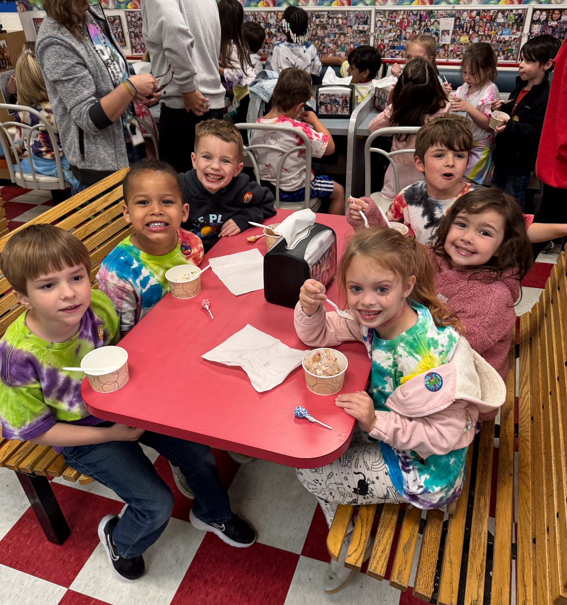 CVCSDWarriors's tweet photo. Port Dickinson Elementary students are enjoying trips to Suzy Q’s and the Fenton Free Library! The kindergarten team shared some great snapshots of their exciting trip - here are a few examples of the fun! 📚🍨 https://t.co/iiJMpv5S7Z