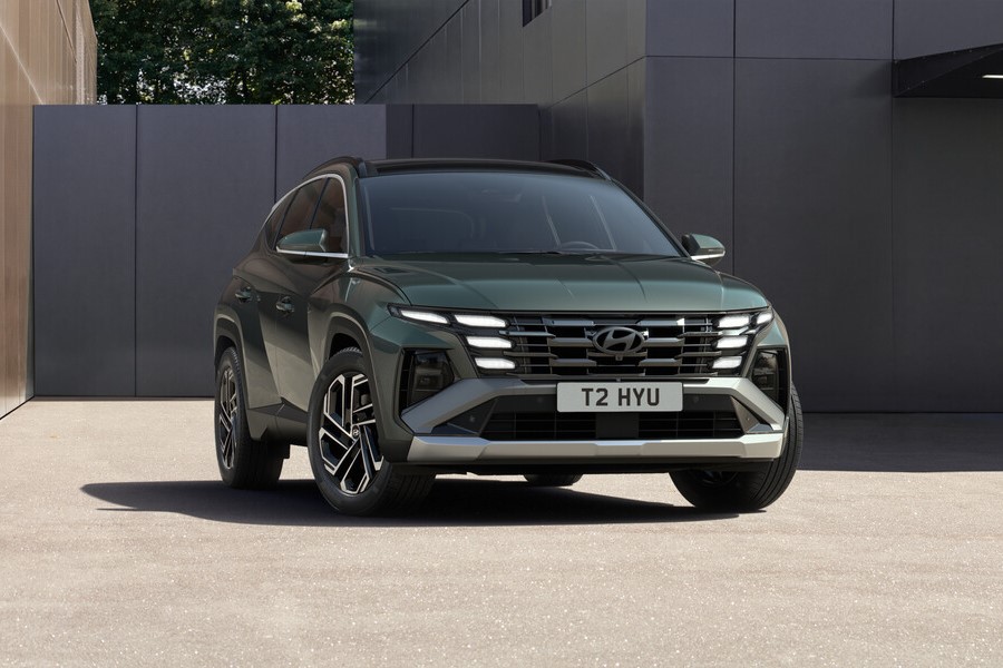 DriveMotorGroup's tweet image. Meet the new #TUCSON #Hybrid, combining a refined design with advanced technology.

The new model’s panoramic curved display integrates a 12.3” digital instrument cluster and a 12.3” infotainment touchscreen in one seamless unit.

Find out more: drivemotorretail.co.uk/hyundai/new-ca…

#hyundai