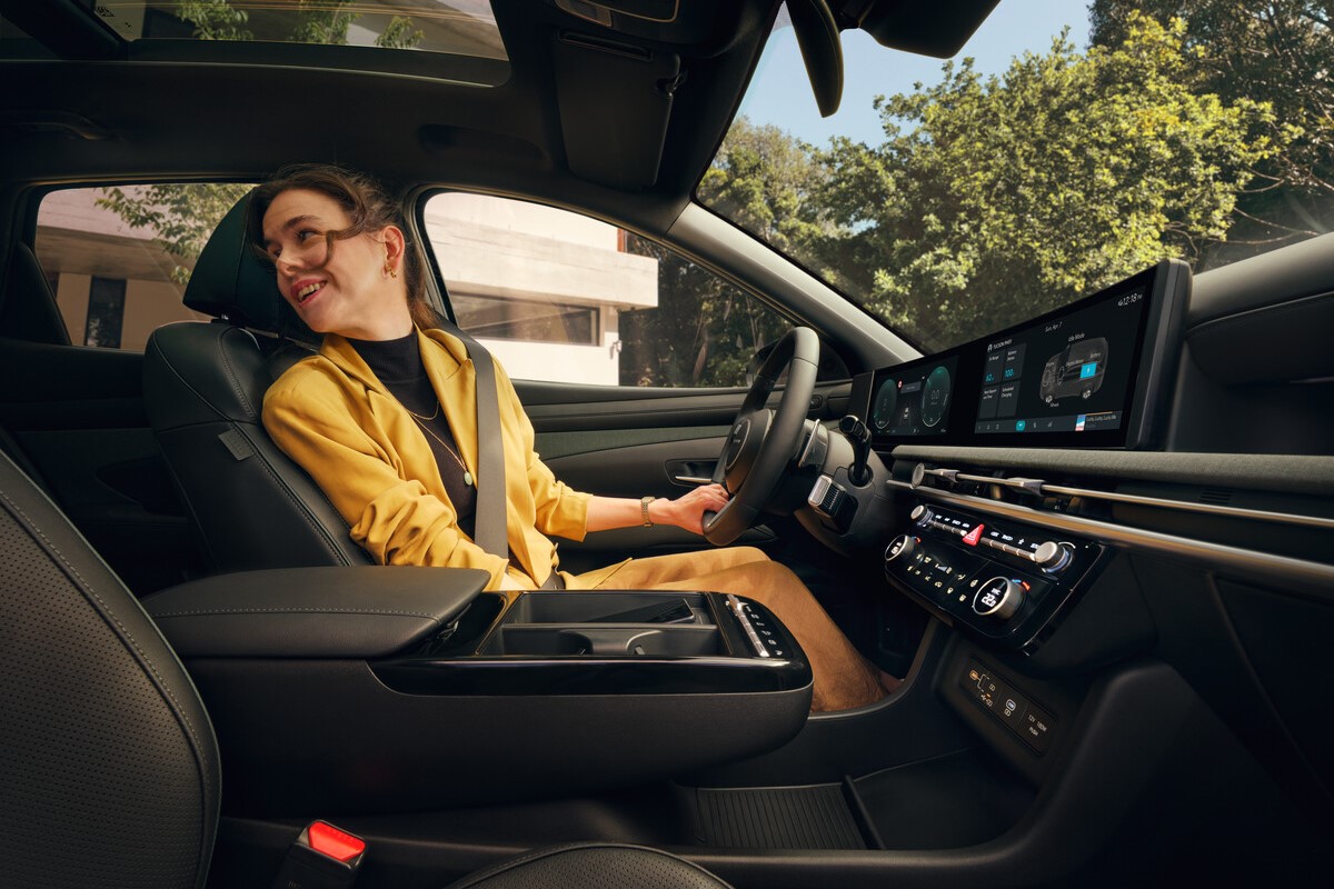 DriveMotorGroup's tweet image. Meet the new #TUCSON #Hybrid, combining a refined design with advanced technology.

The new model’s panoramic curved display integrates a 12.3” digital instrument cluster and a 12.3” infotainment touchscreen in one seamless unit.

Find out more: drivemotorretail.co.uk/hyundai/new-ca…

#hyundai