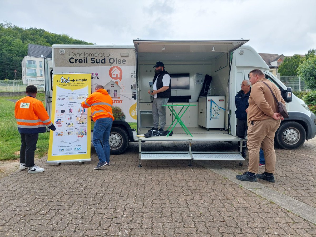 OiseHabitat's tweet photo. A l'occasion de la fermeture d'une colonne vide ordures à @VillersStPaul, Oise Habitat a rencontré ses locataires de la résidence de la glacière pour les sensibiliser à l'importance du tri sélectif en partenariat avec les ambassadeurs du tri de l'agglomération Creil Sud Oise. https://t.co/NIcDo4SkgL