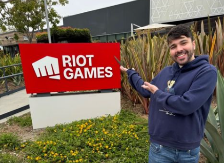 baianolol1's tweet photo. Olha a cara de felicidade do elemento momentos antes de trocar o CBLOL por 1 relógio, 1 skin do Faker e 1 máscara pra skincare

🤡🤡🤡 https://t.co/swwXRfD4mB