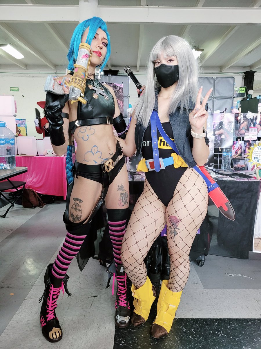 NBatcat's tweet photo. Fotito en la expo h con @LaChicaSpider y su hermoso ero cosplay de trunks 🥰 https://t.co/k68MIS79GE