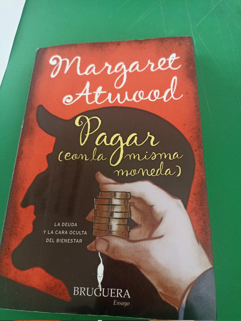 mezcalitoed's tweet photo. Atwood, también le entra al ensayo. Fácil de leer y con datos que van de las antiguas civilizaciones a las crisis económicas de la actualidad, este libro es de todo menos aburrido. Porque como dice mi tía margarita : sin memoria, no hay deuda. https://t.co/G9ozu47dL2