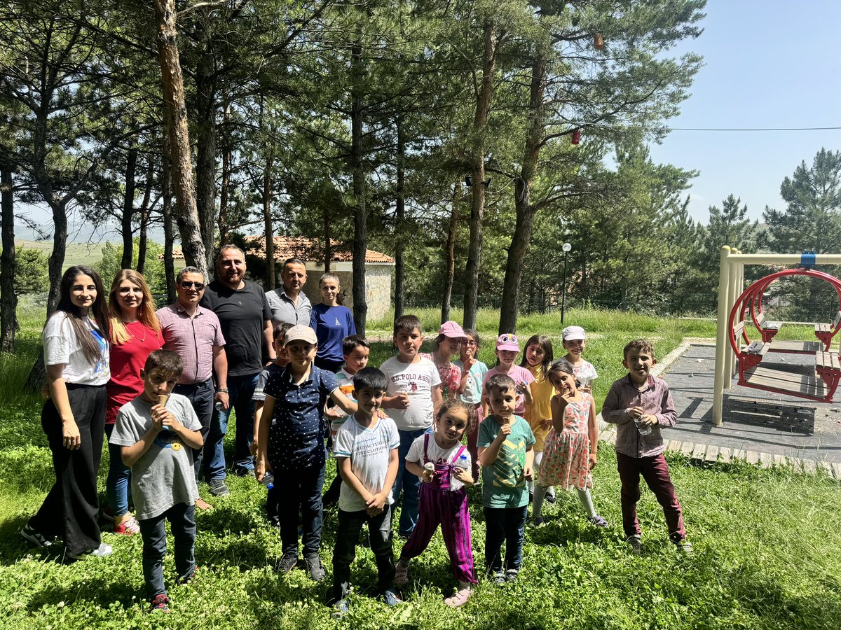 NevzatAyazOkulu's tweet photo. Yıl Sonu Faaliyet Haftası kapsamında ilkokul öğrencilerimiz ile pikniğe gittik.Etkinliğimize Bayramören Belediye Başkanımız Sayın Raşit Güngör ve İlçe Milli Eğitim Müdürümüz Sayın Osman İnce katıldı.Kendilerine sundukları ikramlardan dolayı teşekkür ederiz.
@BayramorenMem https://t.co/KTNHgPyEPH
