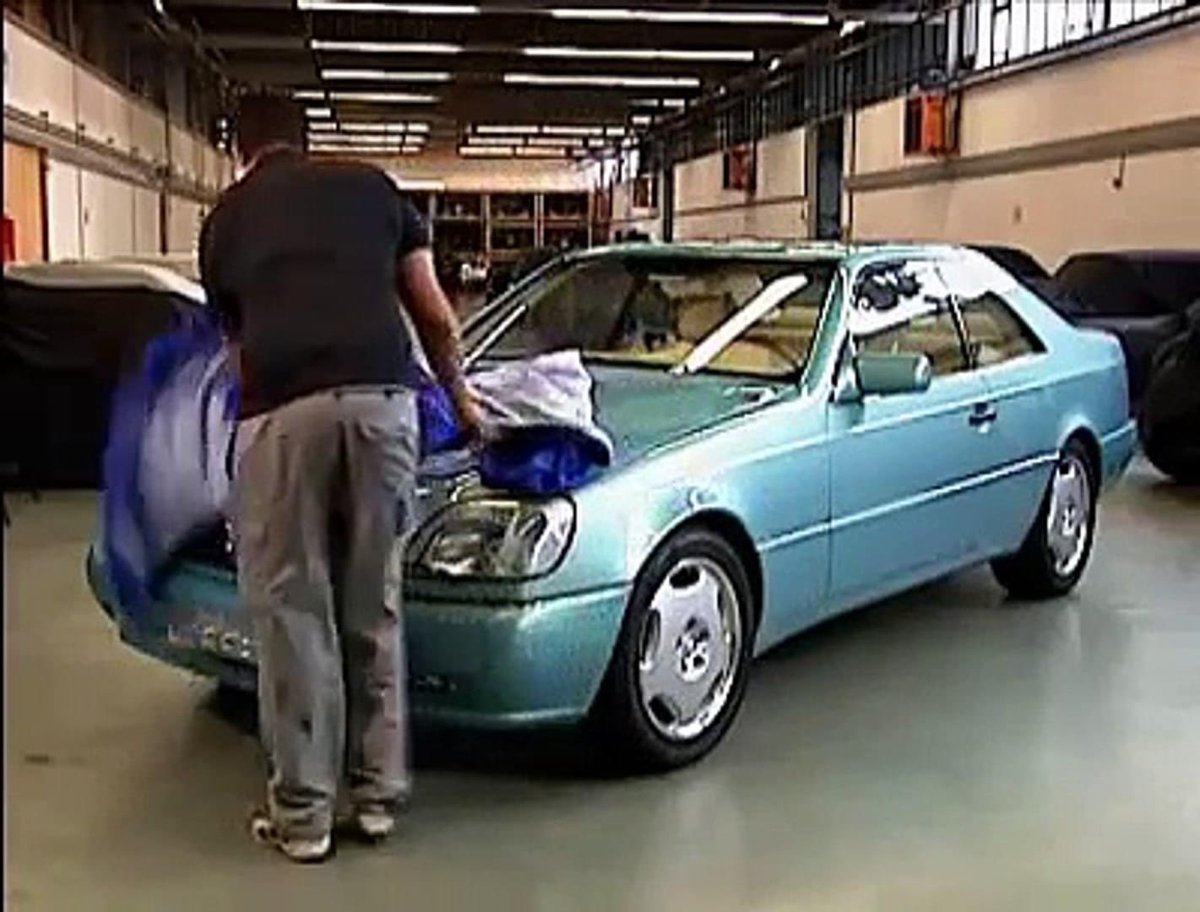 MercedesW140Fr's tweet photo. Pour accompagner la fin de sa carrière chez Mercedes-Benz,Bruno Sacco a passé une commande particulière pour sa voiture de fonction en 1997:un magnifique CL500 de couleur turquoise PF724 fournie par Bollig &amp; Kemper,avec un intérieur Designo en cuir beige surpiqué🤩
#C140 #Designo https://t.co/xNZAXkw5uC