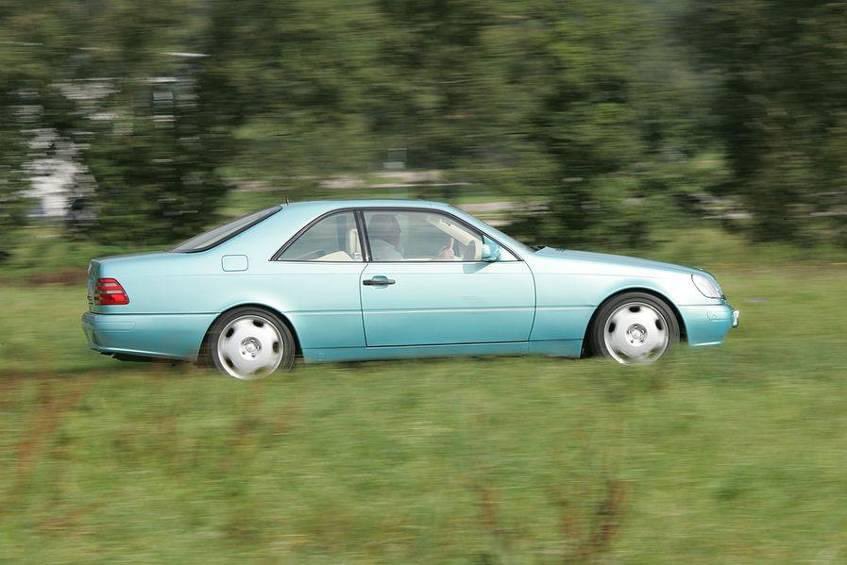 MercedesW140Fr's tweet photo. Pour accompagner la fin de sa carrière chez Mercedes-Benz,Bruno Sacco a passé une commande particulière pour sa voiture de fonction en 1997:un magnifique CL500 de couleur turquoise PF724 fournie par Bollig &amp; Kemper,avec un intérieur Designo en cuir beige surpiqué🤩
#C140 #Designo https://t.co/xNZAXkw5uC
