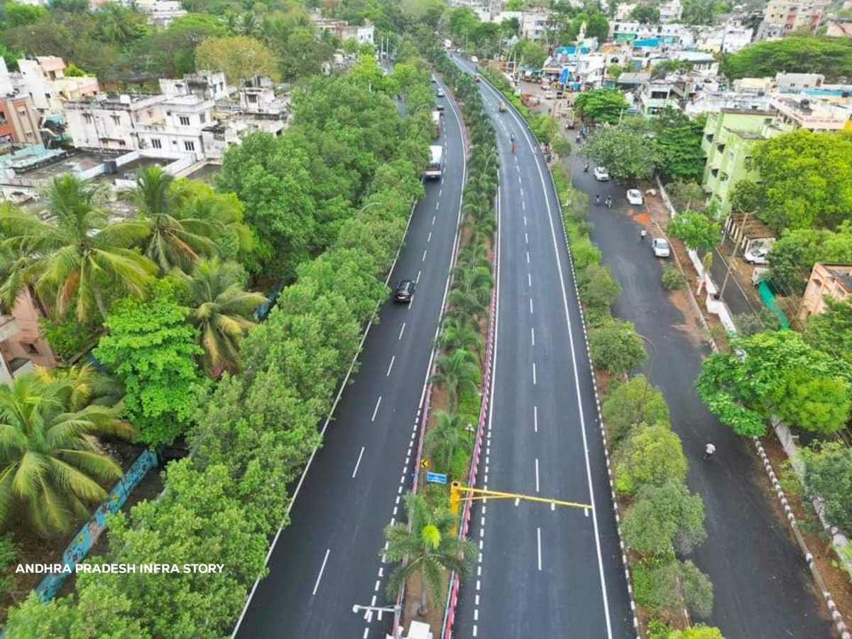 APInfraStory's tweet photo. 🔸Vizag City Roads 😍👌

🔹విశాఖలో మార్చి 2023లో జరిగిన G-20 సమ్మిట్ సందర్భంగా విశాఖను సుందరంగా తీర్చిదిద్దడంతో పాటు నగరంలో చాలా చోట్ల కొత్తగా రోడ్ల నిర్మించటం, మరమత్తులు చేయడం జరిగింది

#AndhraPradesh #Vizag #Visakhapatnam #NewRoads #APInfraStory https://t.co/KPtE8FczLL