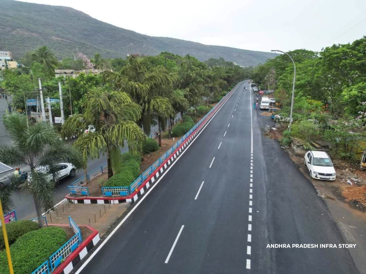APInfraStory's tweet photo. 🔸Vizag City Roads 😍👌

🔹విశాఖలో మార్చి 2023లో జరిగిన G-20 సమ్మిట్ సందర్భంగా విశాఖను సుందరంగా తీర్చిదిద్దడంతో పాటు నగరంలో చాలా చోట్ల కొత్తగా రోడ్ల నిర్మించటం, మరమత్తులు చేయడం జరిగింది

#AndhraPradesh #Vizag #Visakhapatnam #NewRoads #APInfraStory https://t.co/KPtE8FczLL