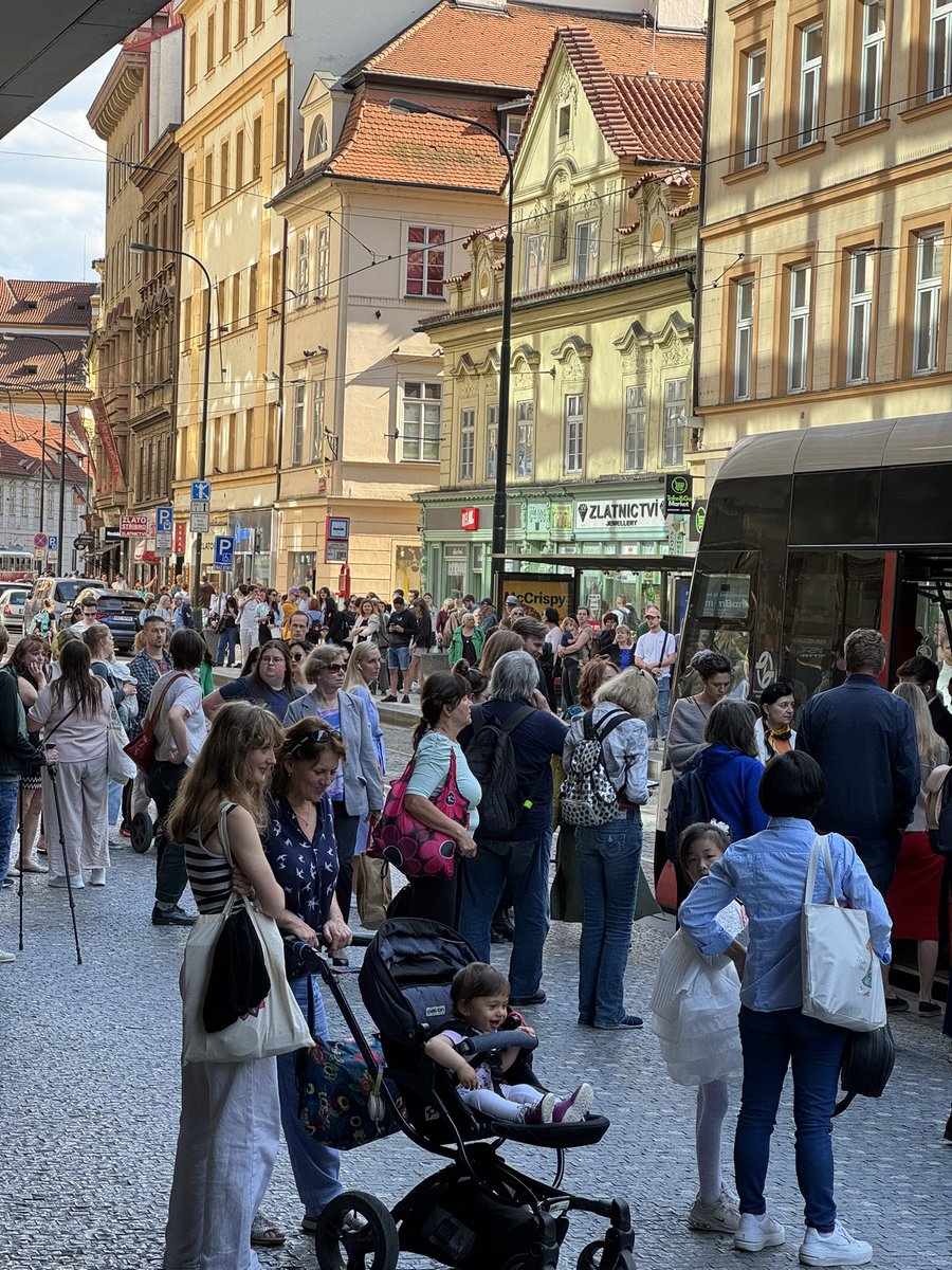 Nacpaná tramvaj, průjezd Újezdem 20 minut. V centru Prahy je moc aut.