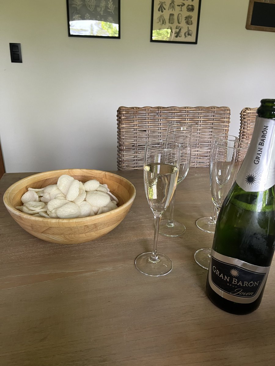 ConnyJust's tweet photo. Binnen twee dagen congé!
Daar drinken we op!
En anders vonden we wel een andere reden;)
#thatmood https://t.co/jRTCWNRe1U