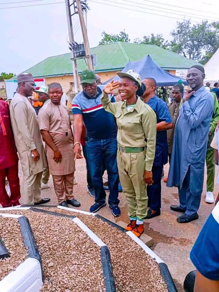 Iorlaha_Dave's tweet photo. This Benue female corpper Ukershio Favour  from Hyiarev, Gwer West LGA, Benue State, serving in Plateau State, has used her own allowance to construct a roundabout, addressing a long-standing road safety issue that had claimed multiple accidents in shandam local government of Plateau state. 

This is a very wonderful achievement and a good example for the Benue girl child. 
 Congratulations.