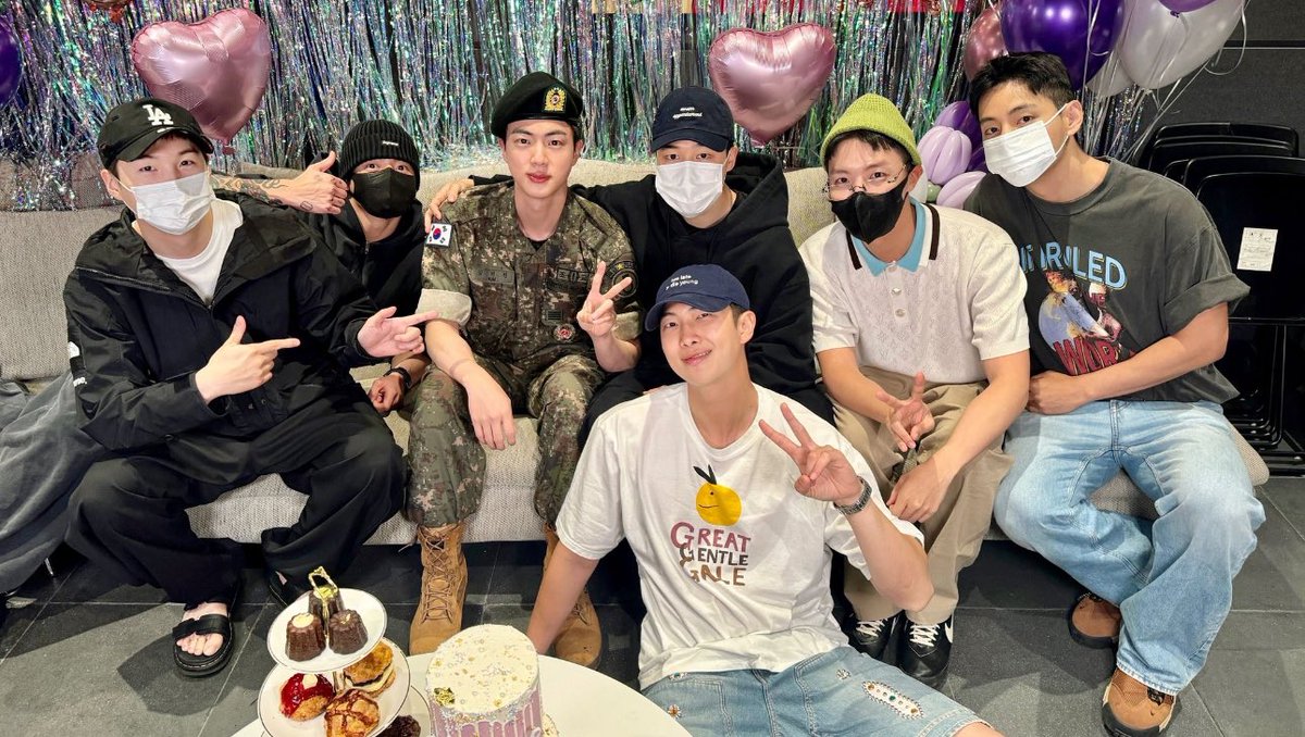 updatecultura's tweet photo. Há 11 anos, BTS, o maior ato de K-Pop da história, fazia o seu debut. https://t.co/y3YYhy18L3