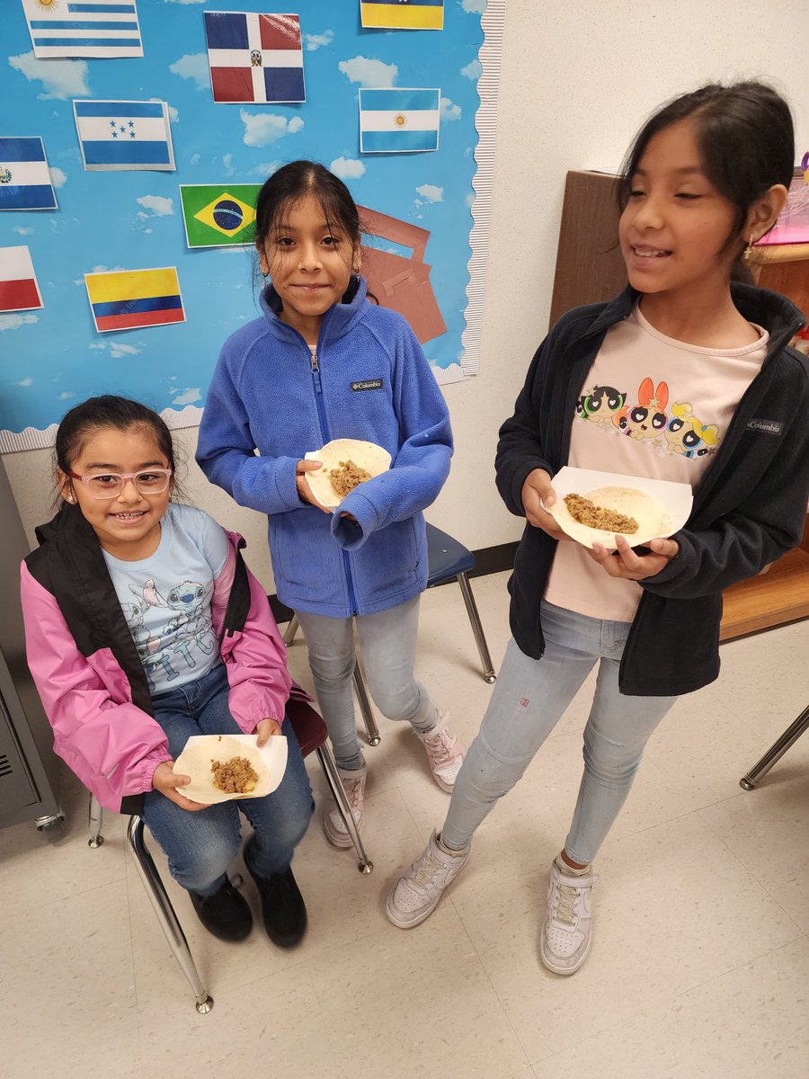 MrsBookersClass's tweet photo. Our passports took us to Mexico 🇲🇽 @aldineES_summer @AldineISD  @ShawntelDavis1 #chooseyourdestination #campBussey https://t.co/UjfUoTEpcq
