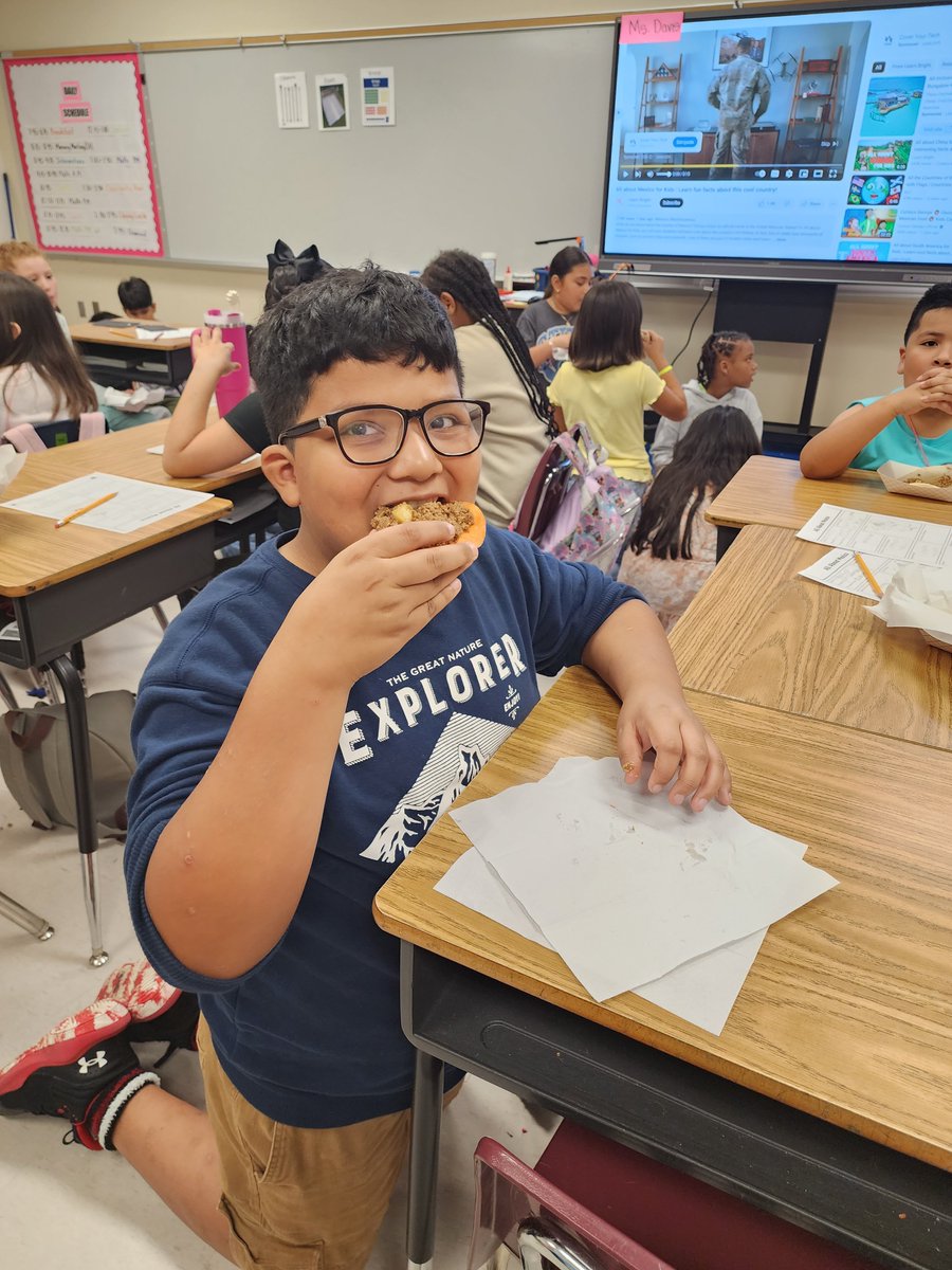 MrsBookersClass's tweet photo. Our passports took us to Mexico 🇲🇽 @aldineES_summer @AldineISD  @ShawntelDavis1 #chooseyourdestination #campBussey https://t.co/UjfUoTEpcq