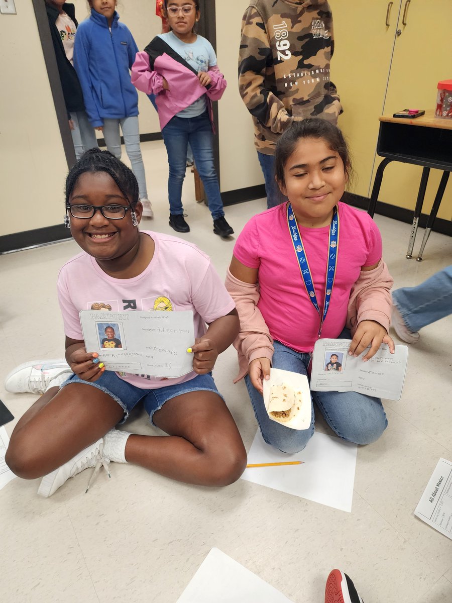 MrsBookersClass's tweet photo. Our passports took us to Mexico 🇲🇽 @aldineES_summer @AldineISD  @ShawntelDavis1 #chooseyourdestination #campBussey https://t.co/UjfUoTEpcq