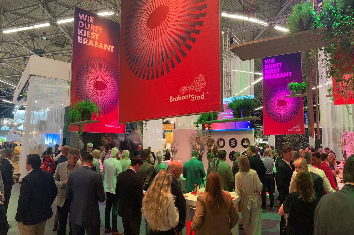 Dag 2 op de <a href="/PROVADAre/">PROVADA</a> zit er alweer bijna op. Kom je morgen nog langs in de #BrabantStad stand 9 hal 11? Hier ontdek je hoe we #InBrabant mooie dingen ontwikkelen. Om 11 uur de sessie 'Circulair bouwen' en om 15 uur speel je mee in onze pubquiz! #WijzijnBrabantStad