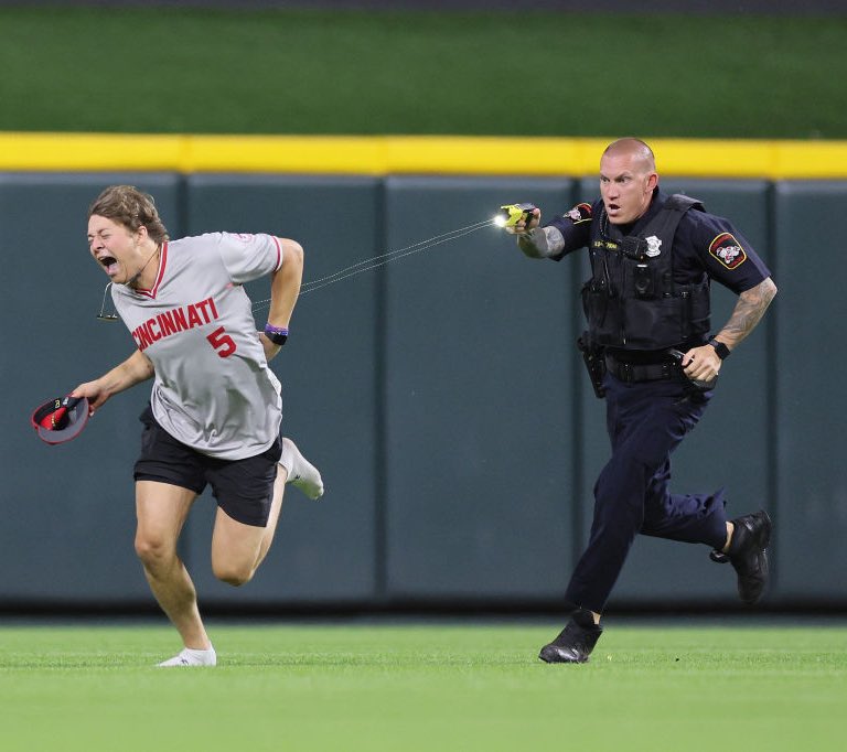 Photo of the year.    

(📸 Andy Lyons)