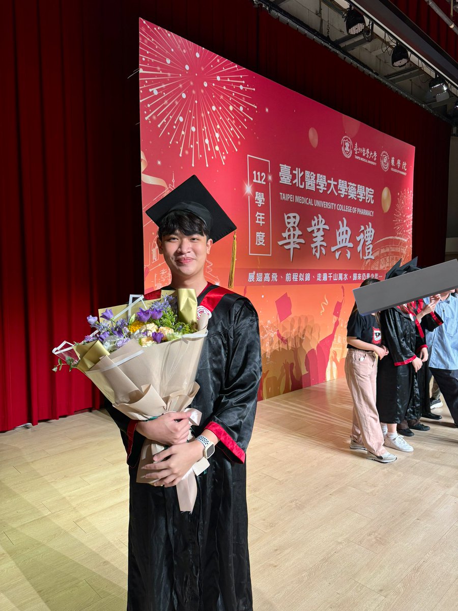 zhen_wei_0926's tweet photo. 畢業了🥹
現在有時��和大家一起…？ https://t.co/vtPXb2Zj3a