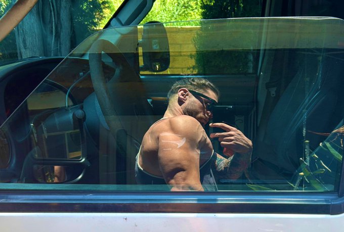 &ldquo;My guy, how about giving me that Seth Rollins cut&rdquo; 😂 https://t.co/rMVr93ZcFi<a href="/tag/lfg"class="tags"><span>#lfg</span></a>