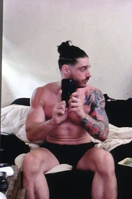 &ldquo;My guy, how about giving me that Seth Rollins cut&rdquo; 😂 https://t.co/rMVr93ZcFi<a href="/tag/lfg"class="tags"><span>#lfg</span></a>