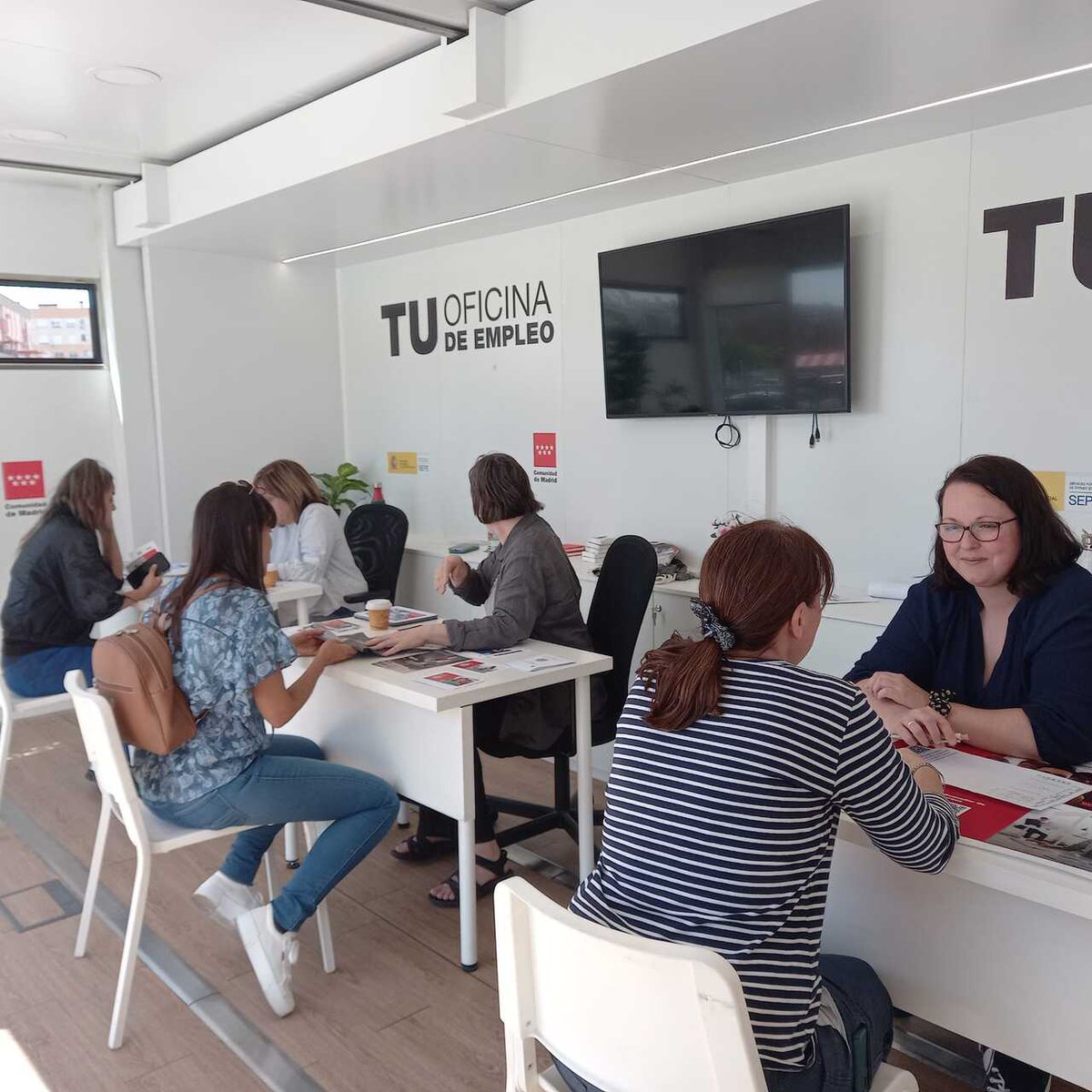 EmpleoCMadrid's tweet photo. 🚌 El #Empleabus de la @ComunidadMadrid ha estado presente hoy en la Feria de Empleo de #Parla, junto a la DG de Empleo, Belén García.

👉 El personal de la Oficina móvil ha explicado a los asistentes los recursos a su disposición para ayudarles a encontrar trabajo. https://t.co/TExs0zxN04