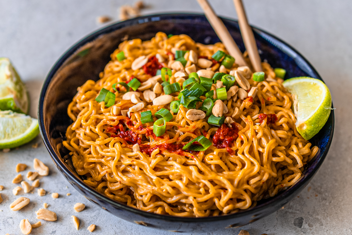 VeganQuickFix's tweet photo. Dinner in 20 Minutes: Spicy Peanut Noodles! ๐๐ถ๏ธ Cook noodles, toss with a spicy peanut sauce, and add your favourite veggies. Delicious and quick! #VeganQuickFix #DinnerIdeas #QuickMeals https://t.co/rTNVuyYboe