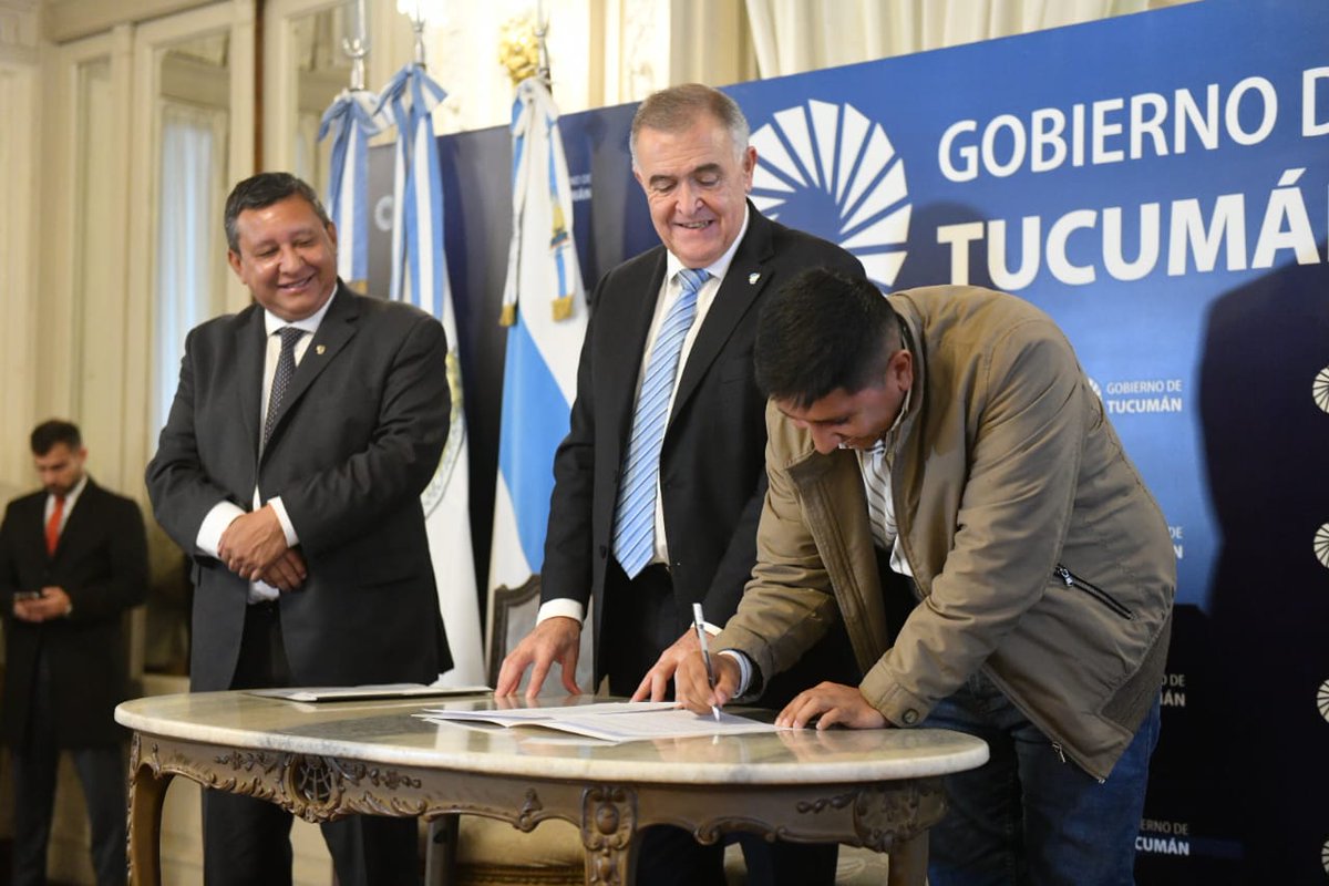 TucumanMasOfi's tweet photo. Firma de Renovación de Convenios del Programa "Tucumán Mascotas" junto al Gobernador Ctador. Osvaldo Jaldo, Secretario Gral. de la Gob. Dr. Federico Nazur, Ministro del Interior Darío Monteros, la representante del programa Dra. Florencia Rocha, y los 10 Intendentes con Ce.P.S.A. https://t.co/P5ISaA64X8