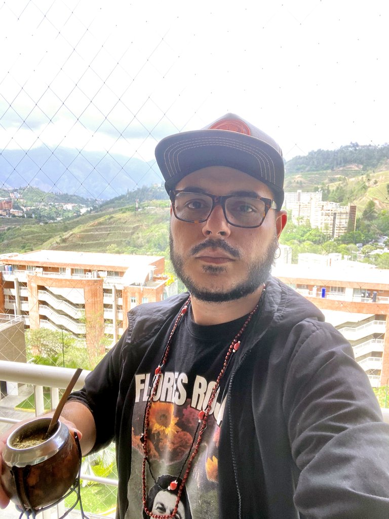 Te invito un mate pero no trates
De olvidar la historia que tienes conmigo 🐎

open.spotify.com/track/2LvxtaV3…