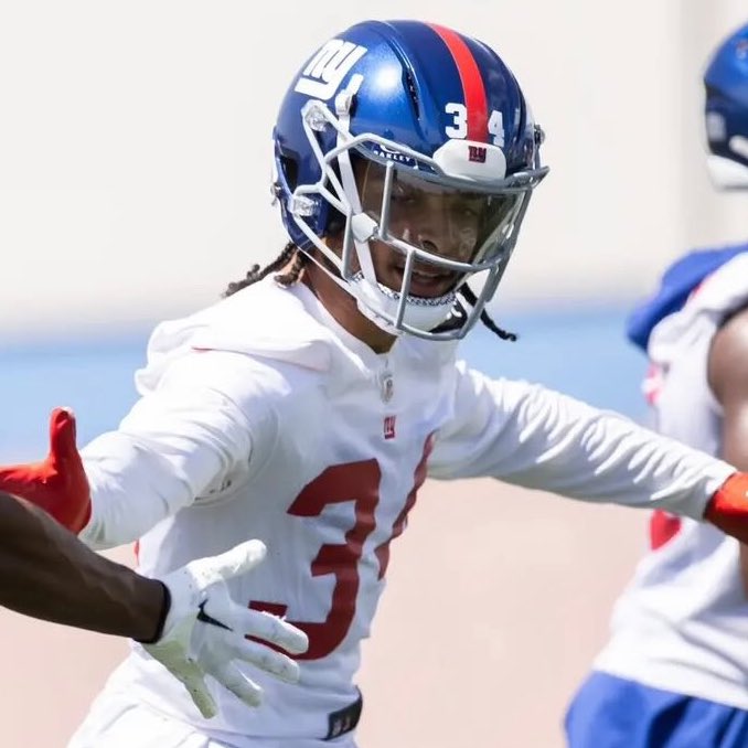 pbattle__'s tweet photo. Xenith’s newest helmet model, the “Orbit,” has been popping up around the league during OTA’s! The signature One Fit foam inside the shell provides a fully customizable fit without the need for 3D scans 👀 Thoughts on @XenithFootball ‘s newest lid?? #xenith #nfl #battlecustoms https://t.co/7KkQ6cleY1