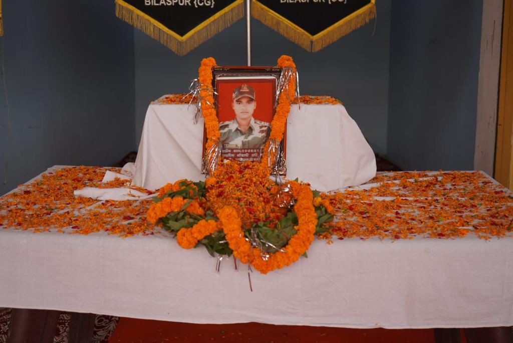 crpfindia's tweet image. अमर शहीद CT/GD हुसैन अंसारी की पुण्यतिथि के अवसर पर उनके निवास स्थान भांडी, जिला- कोरिया, छत्तीसगढ़ में #सीआरपीएफ ने उनको श्रद्धा सुमन अर्पित किए। 

🇮🇳#भारत_के_वीर🇮🇳