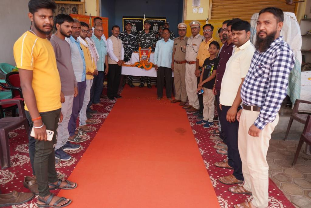 crpfindia's tweet image. अमर शहीद CT/GD हुसैन अंसारी की पुण्यतिथि के अवसर पर उनके निवास स्थान भांडी, जिला- कोरिया, छत्तीसगढ़ में #सीआरपीएफ ने उनको श्रद्धा सुमन अर्पित किए। 

🇮🇳#भारत_के_वीर🇮🇳