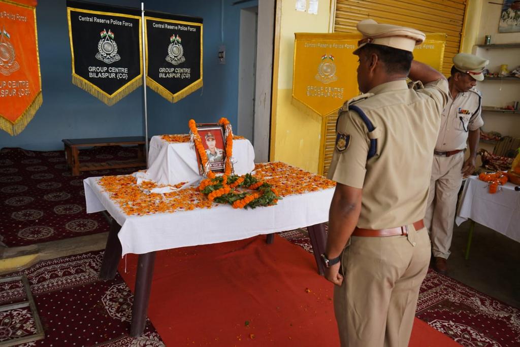 crpfindia's tweet image. अमर शहीद CT/GD हुसैन अंसारी की पुण्यतिथि के अवसर पर उनके निवास स्थान भांडी, जिला- कोरिया, छत्तीसगढ़ में #सीआरपीएफ ने उनको श्रद्धा सुमन अर्पित किए। 

🇮🇳#भारत_के_वीर🇮🇳