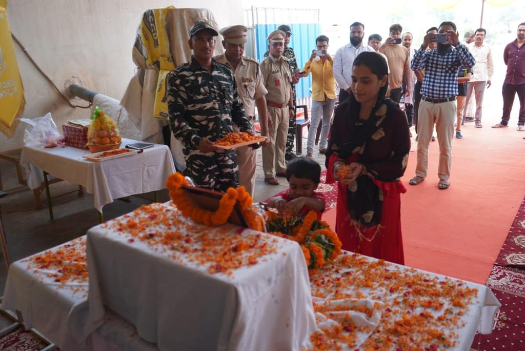 crpfindia's tweet image. अमर शहीद CT/GD हुसैन अंसारी की पुण्यतिथि के अवसर पर उनके निवास स्थान भांडी, जिला- कोरिया, छत्तीसगढ़ में #सीआरपीएफ ने उनको श्रद्धा सुमन अर्पित किए। 

🇮🇳#भारत_के_वीर🇮🇳