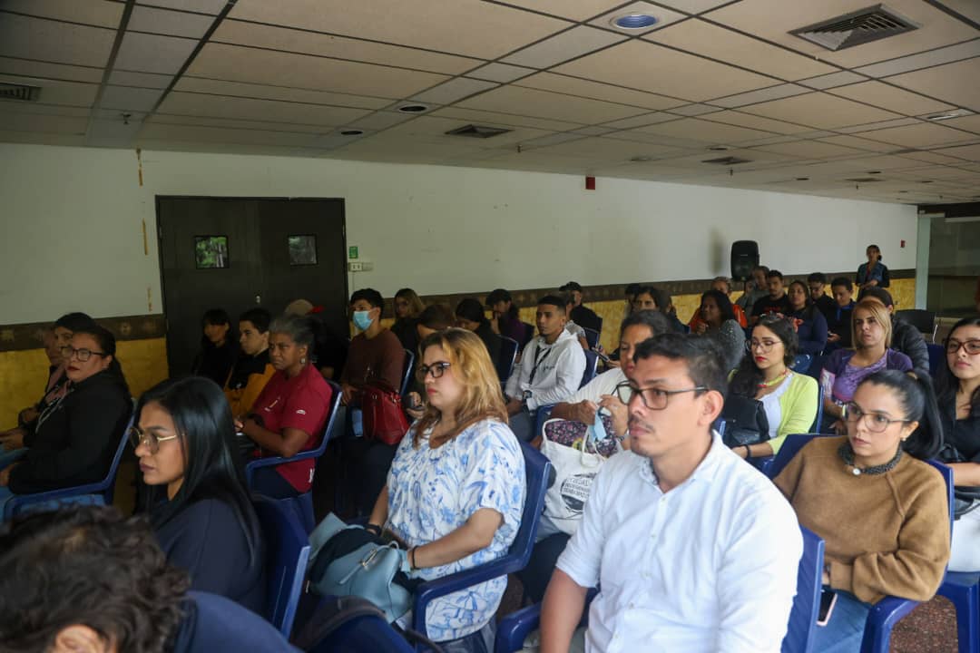 A casa llena se lleva el foro: "Vigencia de los Archivos Históricos hoy".
Un espacio para seguir profundizando en nuestra historia y su resguardo.
<a href="/VillegasPoljak/">Ernesto Villegas Poljak</a>
<a href="/ignaciobarreto/">Ignacio Barreto</a> 
<a href="/minculturave/">Ministerio del Poder Popular para la Cultura</a> 
<a href="/mvivavenezuela/">Viva Venezuela</a> 
@CancilleriaVE 
<a href="/inea_venezuela/">INEA</a>
