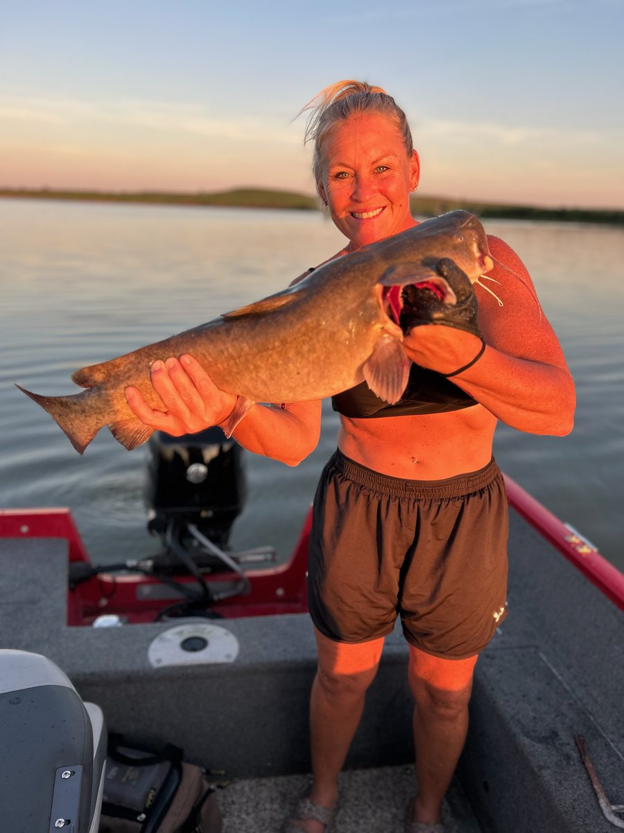 coachstacpickme's tweet photo. Have I mentioned that I love to fish on the Hot Tamale with my husband, the pro fishing guide? Landed this 10 pounder last night. #FishOn #SunsetIsMyFavoriteColor #GirlWhoCanFish https://t.co/79SK6bEMou