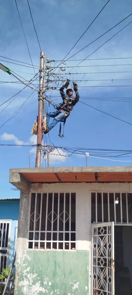 CorpoelecInfo's tweet photo. ⚡️ 𝕄𝕚𝕣𝕒𝕟𝕕𝕒

Equipo de Mantenimiento del Centro de Servicio Santa Teresa adecúa red eléctrica en media tensión, ubicada en el sector 8 de la calle 22, en Cartanal, municipio Independencia. https://t.co/kxXdWD4Civ