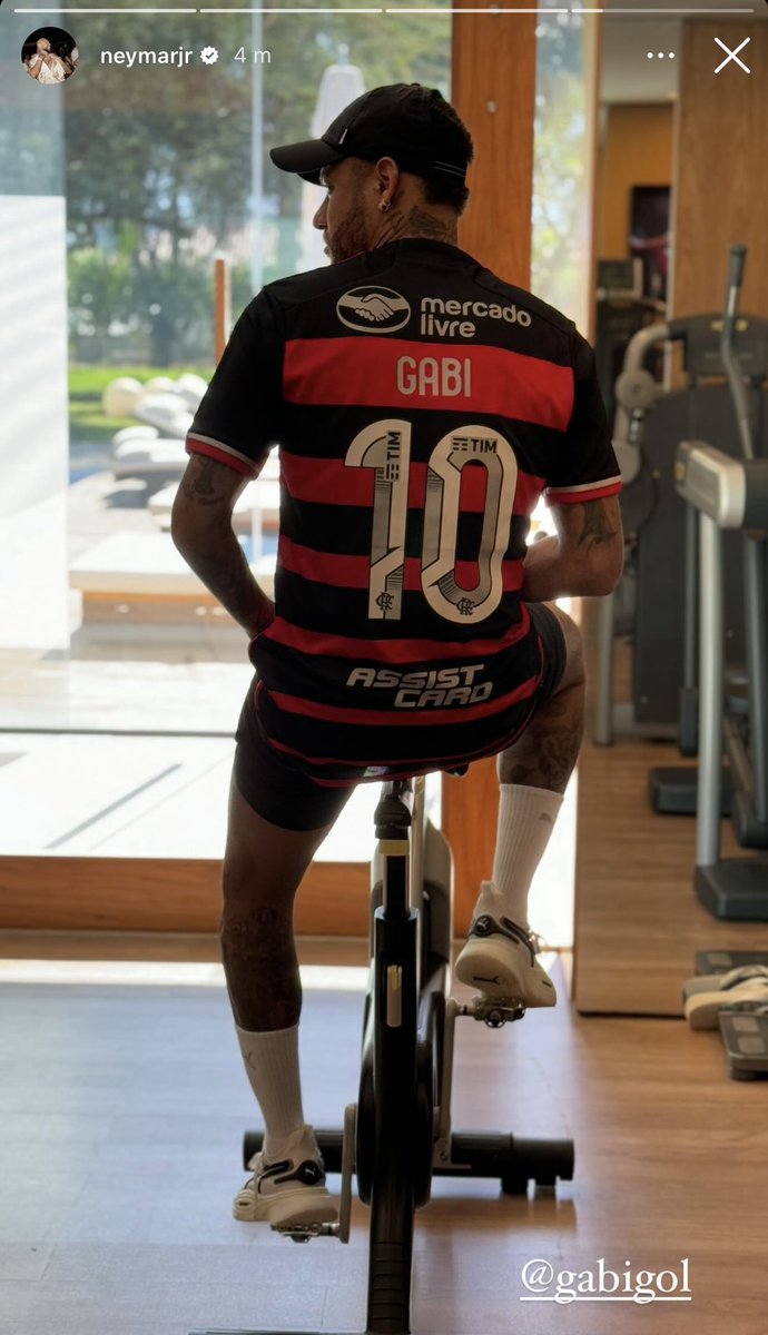 Neymar posta foto com a camisa 10 do Flamengo e marca Gabigol.

📸 Reprodução