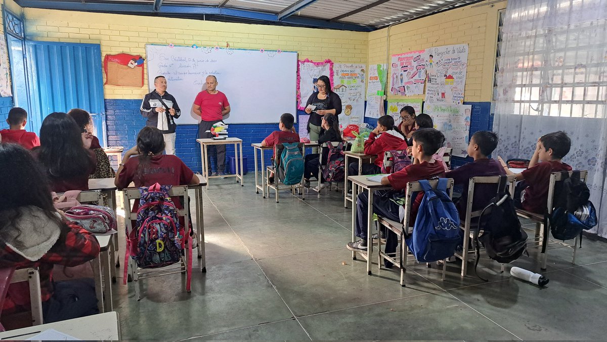 Hoy 12/06/24 la directora Wendy Arévalo y el prof. Sixto Mendoza de la U.E. de Talento Deportivo María Lara, visitaron la <a href="/EB_SIMONBOLIVAR/">E.B. Simón Bolívar</a> y conversaron con los estudiantes de 6to grado. Notificando sobre su proceso de captación para el año escolar 2024-2025 <a href="/Berzabethg1/">Berzabethgandicaoficial</a>