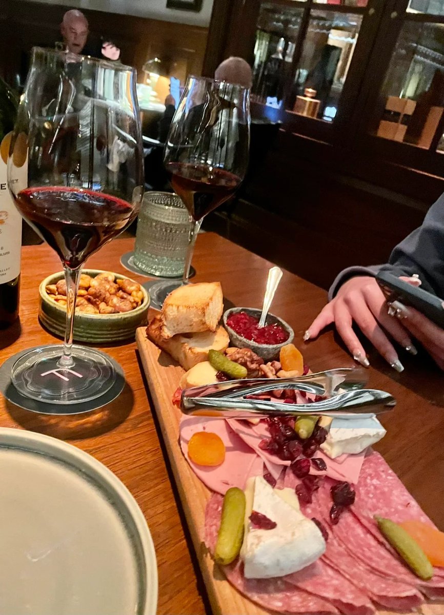 juliet_isla's tweet image. A quiet date bar in Boston｜Fed cocktail bar

#Wheretogoontheweekend #Notesinspiration #Bestie #Stupidbeauty #Boston #Bar #Fivestarhotel #Getenergeticatnight #weekendtwitter