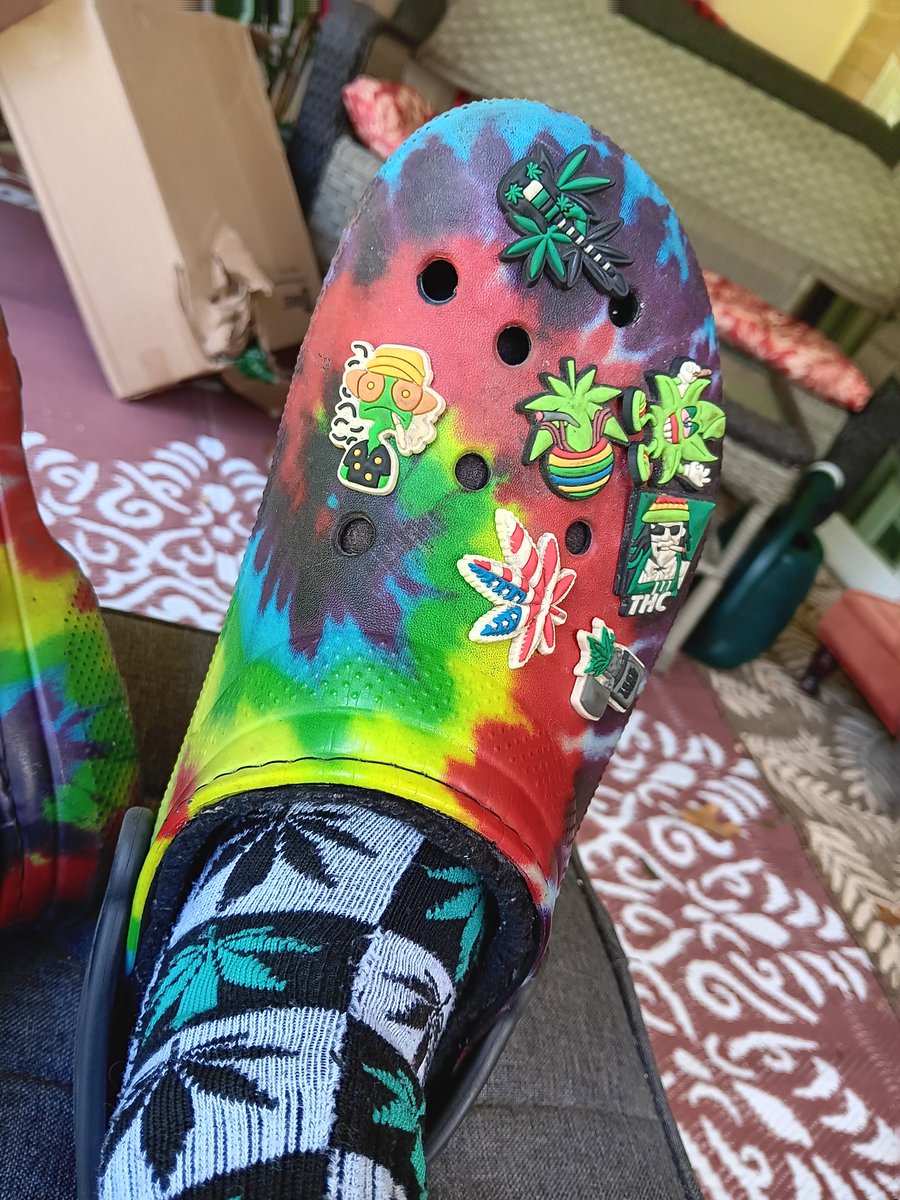LloydsLoud's tweet image. Rockin @Crocs and cannabis socks. 

#socksaddict #Comfort #Styling