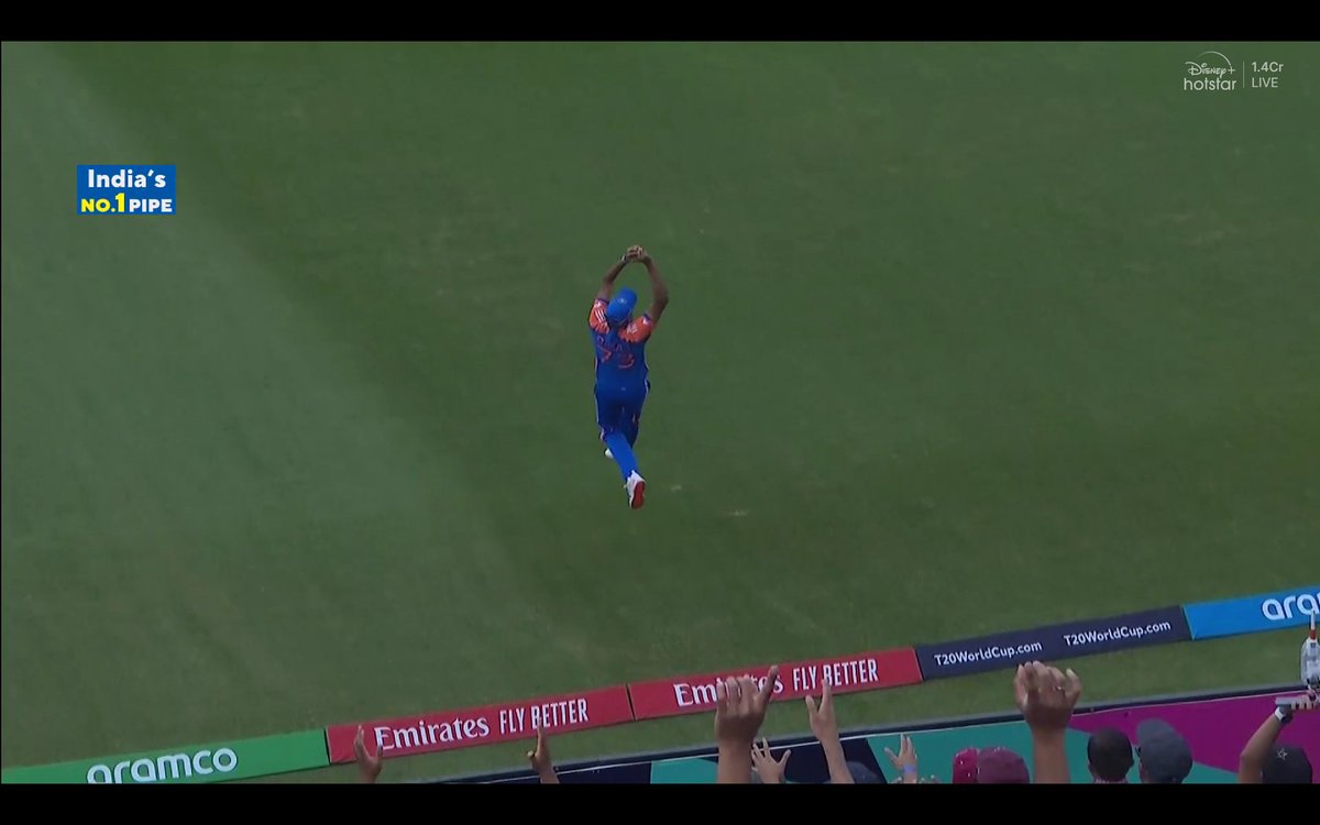 CricCrazyJohns's tweet photo. WHAT A CATCH, SIRAJ. 🥶🔥 https://t.co/TgyqMP0b3S